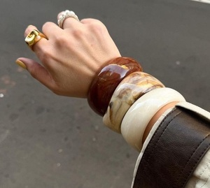 Brazaletes de Resina Impermeables de Lujo Hechos a Mano para Damas, Colores Personalizados, Acabado Premium, Accesorio de Moda para Boutique - Product Image 3
