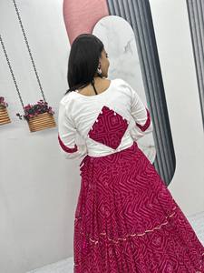 Lanzamiento de Ropa Festiva Moderna: Lehenga Choli en Tela Georgette Bandhej con Trabajo Manual Real y Adornos de Espejos para Fiestas - Product Image 5