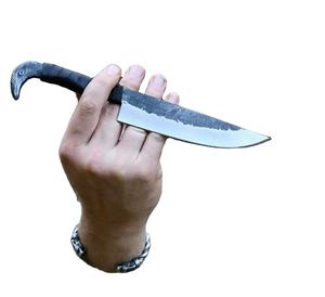 Couteau de camping de style viking 10.3, lame en acier Damas forgé, tête de corbeau, manche en acier, étui en cuir, style Seax médiéval unique - Product Image 1