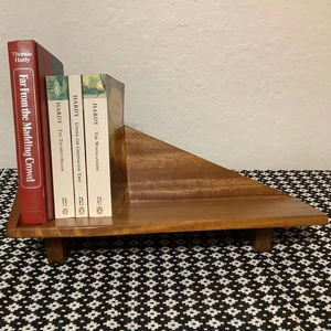 Porte-livre en bois artisanal, maintient les livres debout, élégant et accessible, parfait pour les bureaux, l'étude et l'exposition. - Product Image 1