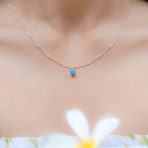 Turquoise Gemstone Round Prong Set Collier avec chaîne délicate de 18 pouces Chrétien Religieux Birthstone Charms pour les femmes - Product Image 3