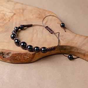 Pulsera de macramé shungita Shambhala Camilla con 8 cuentas redondas pulidas Ø 0,32 in (8mm) y 3 cuentas redondas pulidas Ø 0,39 in - Product Image 1