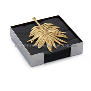 Porte-serviettes en métal doré avec un design élégant en forme de feuille, parfait pour les accessoires de décoration de cuisine et de table. - Product Image 4