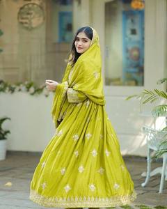 Ensemble élégant de costume en soie crêpe longue pour femmes avec broderie exquise et Dupatta magnifiquement imprimé - Product Image 4