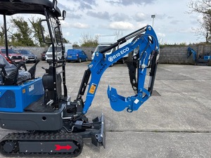 Mini-excavatrice compacte bleue avec auvent et lame frontale pour la construction, l'agriculture et l'aménagement paysager - Product Image 5