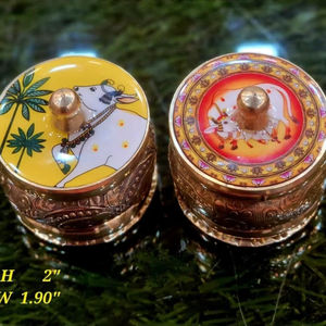 Caja de Kumkum hecha a mano de latón redondo Pichwai estampado Sindoor Dibbi dorado y multicolor Dibbi Set para regalos de boda y decoración - Product Image 1