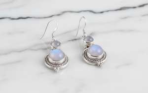 ต่างหูวงกลมมูนสโตนสีรุ้ง เงินแท้ ดีไซน์เกลียวเชือกห้อยระย้า สไตล์โบโฮน่ารัก ชุบทอง ของขวัญเครื่องประดับประจำเดือนมิถุนายน - Product Image 2