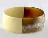 Elegante brazalete de cuerno de alta calidad con diseños intrincados Lámpara de sal tallada pulida Agrega un toque de elegancia a tu armario - Product Image 4