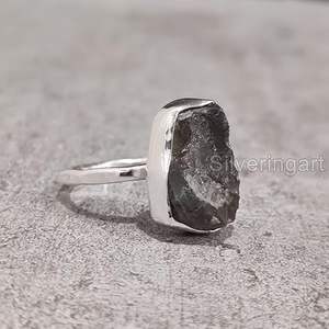 Anillo de Plata de Ley 925 con Labradorita Natural Martillada para Mujer, Regalo de Navidad o Cumpleaños, Joyería Hecha a Mano - Product Image 1