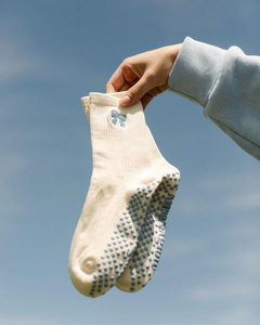Calcetines Antideslizantes de Algodón Suave, Ajuste Cómodo, Detalle de Lazo Bonito, Transpirables, Cómodos para Uso Diario, Yoga, Pilates, Estilo Moderno y Minimalista - Product Image 4
