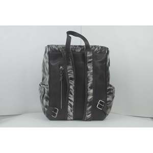 Mochila de Cuero Vacuno Elegante y Moderna, Funcional y a la Moda - Product Image 1