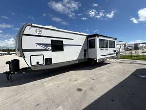 Usado 2025 Forest River Salem Hemisphere 273RL Último Modelo - Product Image 3