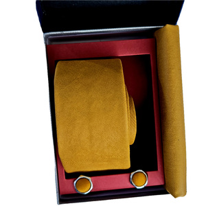 Exve Exclusivo Juego de Pañuelo de Bolsillo y Gemelos Tejidos con Aspecto de Ante Amarillo Mostaza, Duradero, 7 cm de Ancho, con Logotipo Personalizado, en Caja de Regalo de Cuero PU - Product Image 3