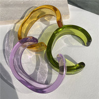 Vente en gros de bracelet jonc d'été en résine acrylique pour femmes plaqué or clair avec zircon de style néo-gothique et géométrique