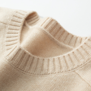 เสื้อสเวตเตอร์ผู้หญิงแบบคอวี ระบายอากาศได้ดี ป้องกันรอยยับ ผลิตตามสั่ง ขายส่ง รับผลิตแบบ OEM สี ขนาด โลโก้ ปรับแต่งได้ คุณภาพพรีเมียม - Product Image 4