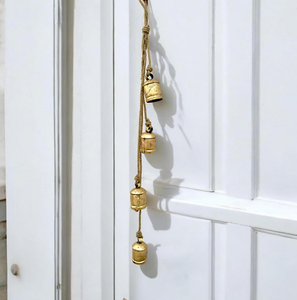 AK Latón Atractivo Metal Vaca Campanas Acabado antiguo Juego de 4 Campanas individuales en cuerda Campanas colgantes decorativas para decoración de Navidad - Product Image 3