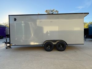 Remorque fermée/cargo 7x16 à nez en V, prête à être expédiée, 3500 lb, double essieux avec freins électriques, pack Blackout ! Pack Spoiler! - Product Image 2