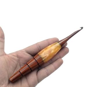 Crochet en bois ergonomique Cadeau artisanal pour tricoteurs Crochet unique Accessoire de tricot Crochet en résine dorée - Product Image 5