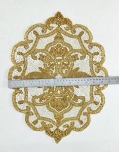 Manteles Individuales con Cuentas Iridiscentes en Color Cobre o Negro Pier One - Product Image 3