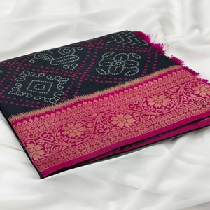 Sari en soie Patola Bandhani de qualité supérieure VASTRA COTTAGE avec des tissages Meenakari, contraste de brocart tissé avec des fils Zari, contraste de blouse - Product Image 1