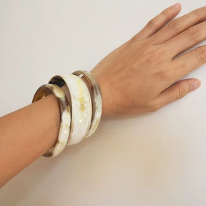 Exclusivo brazalete de cuerno artesanal accesorio de moda artesanal ecológico para uso en Bodas/fiestas de mujeres modernas a bajo precio - Product Image 1