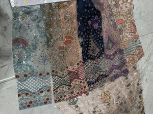 Tela de Seda de Diseñador Jimmy Choo con Finas Cuentas Hechas a Mano y Dupatta con Hilos para Lehengas y Saris de Alta Costura - Product Image 3