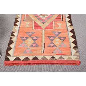 Alfombra Turca Vintage, Alfombra Kilim de 2.8x9.4 pies, Alfombra a Cuadros Roja y Gris - Product Image 5