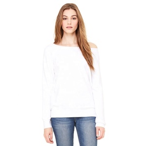 Bella Canvas Suéter de cuello ancho CARDINAL TRIBLEND 50% Poly, 37.5% algodón peinado ringspun 12.5% rayón Mujer SUDADERA DE CUELLO ANCHO - Product Image 4