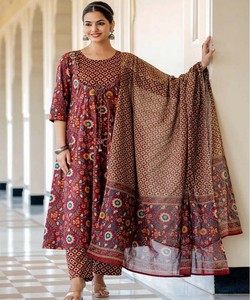 DESIGNER RAYON IMPRIMÉ TRAVAIL TOP BAS AVEC DUPATTA FESTIVAL WEAR PRIX DE GROS VÊTEMENT ETHNIQUE - Product Image 1