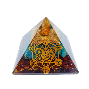 Pirámide de orgonita triangular portátil de piedras preciosas granate y aguamarina tallada - Product Image 1