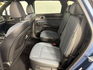Kia Sorento hybride SX Prestige AWD 2025 bleue abordable, voiture d'occasion avec toit ouvrant, démarrage à distance, sièges en cuir, troisième rangée de sièges - Product Image 6