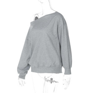 Vente en gros de sweat-shirts à capuche oversize en tricot pour femmes avec logo personnalisé, badge, col asymétrique, taille cintrée, longueur longue, pour l'automne et les trajets quotidiens - Product Image 1