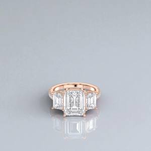 Bague luxueuse de 7.30 carats en E-F/VVS-VS (centre 5.00CT) avec émeraude Moissanite et diamants taille ronde fabriquée en argent pour elle - Product Image 4