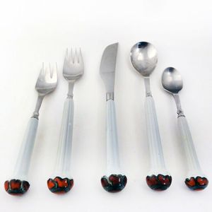 Couverts élégants à poignée en résine de style moderne rose et blanc avec couverts à tête argentée pour les maisons, les restaurants et les fêtes - Product Image 1