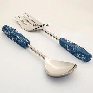 Ensemble de service à salade en argenterie de style élégant avec poignée en marbre Cuillère à salade en acier inoxydable poli et brillant Outils à salade écologiques - Product Image 3