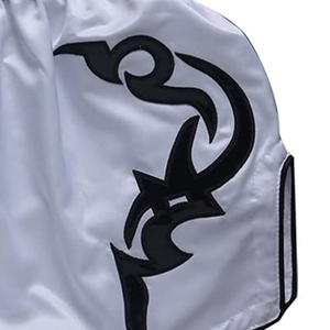 Pantalones cortos de boxeo Muay Thai modernos de poliéster de la mejor calidad, función elástica negra para hombres, mujeres, tallas para jóvenes y adultos - Product Image 3