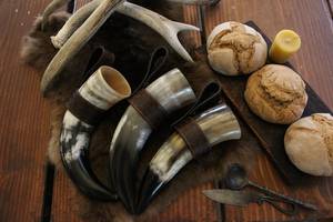 Cuerno para beber tallado vikingo auténtico, Forma natural ecológica, estilo animal y religioso con soporte de cuero para cerveza de hidromiel - Product Image 3