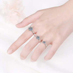 Anillo de Moissanita Redonda Solitaria Estrellada de 2 Quilates, Elegante Anillo de Boda de Moissanita Solitaria para Mujer - Product Image 5