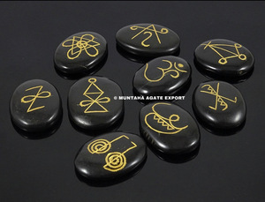 Ensemble Karuna Reiki Pierre ovale en tourmaline noire pour la guérison Symbole de l'énergie spirituelle Artisanat en cristal fabriqué - Product Image 3