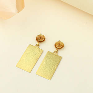 Pendientes Colgantes de Moda para Mujer Anokhi, Diseño Geométrico Texturizado en Tono Dorado - Accesorio de Moda - Product Image 5
