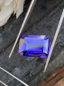 Étonnante pierre précieuse de taille émeraude d'octogone de Tanzanite naturelle bleu royal avec couleur de luxe, loupe de tanzanite zoisite propre 18.37 carat. - Product Image 5