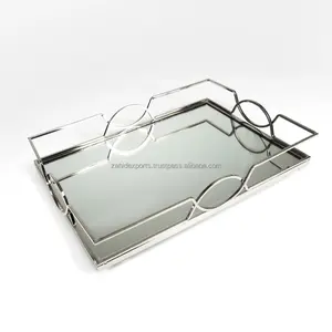 Bandeja Decorativa Moderna de Aluminio Hecha a Mano, Bandeja Multifuncional con Diseño Navideño de Zahid Exports India - Product Image 1