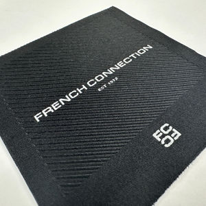 Etiquette tissée damassé à texture sergé de qualité supérieure personnalisée Etiquette principale de vêtement de mode haute densité Etiquette de marque moderne avec logo - Product Image 1