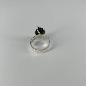 Anillo de piedras preciosas de moldavita hecho a mano, perfecto para regalos únicos y ocasiones especiales memorables - Product Image 2