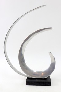 Orren Ellis Escultura de aluminio pulido moderno Mesa pulida de plata negra con decmode azul Estilo antiguo Color plata moderna - Product Image 3