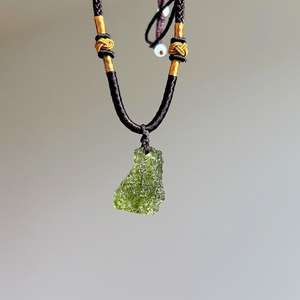 Nikhil Gems ของขวัญที่ดีที่สุดสำหรับเธอสร้อยคอคริสตัลโมลด์ดูไลต์ธรรมชาติผลการเปลี่ยนสีทรายอัญมณีหลวมที่สาม - Product Image 1