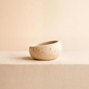 Cuenco Decorativo Moderno de Piedra Travertino con Forma Orgánica Minimalista para Decoración de Hogar de Lujo y Estilo Elegante - Product Image 1