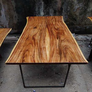 Mesa de comedor de borde vivo de madera maciza de Acacia hecha a mano con patas de metal Diseño contemporáneo duradero y ecológico Uso en Hotel 6 plazas - Product Image 2