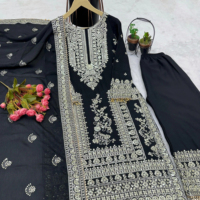 Présentation de la nouvelle collection de créateurs : Soie, broderie lourde, travail de sequins, design ethnique moderne, pour fêtes et festivals, entièrement cousu.