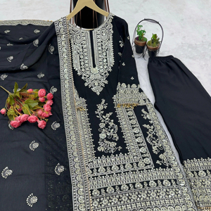 Présentation d'une nouvelle collection de créateurs en soie avec un travail de broderie lourd en sequins, ensemble haut, bas et dupatta, robe entièrement cousue - Product Image 1